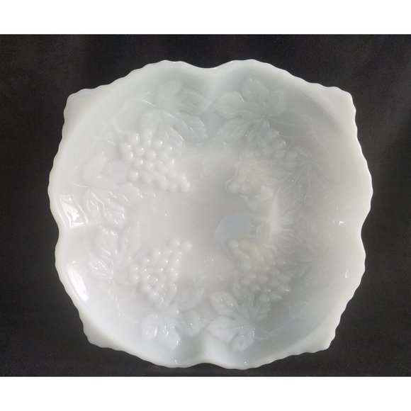 Vintage White Milk Glass Fruit Bowl Scalloped Edge Grape Vine Footed  10" large - Picture 3 of 6